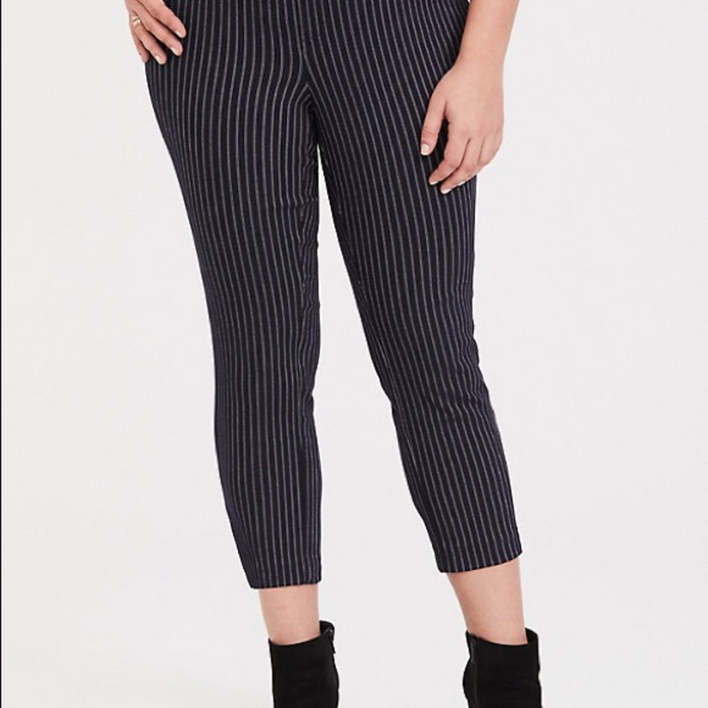 Torrid 3R navy pint stripe skinny pants NWT
